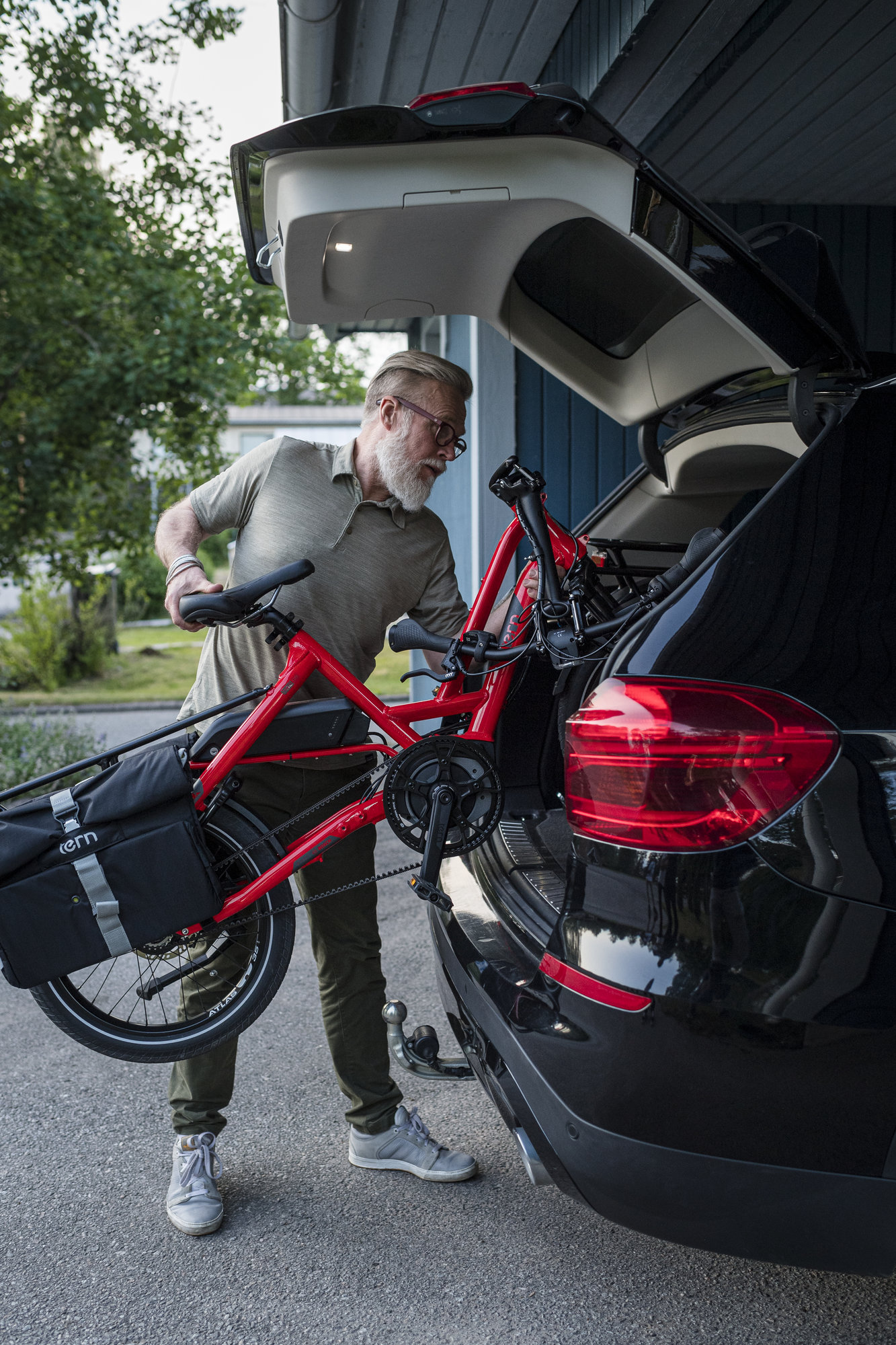 Man putting Tern HSD in car